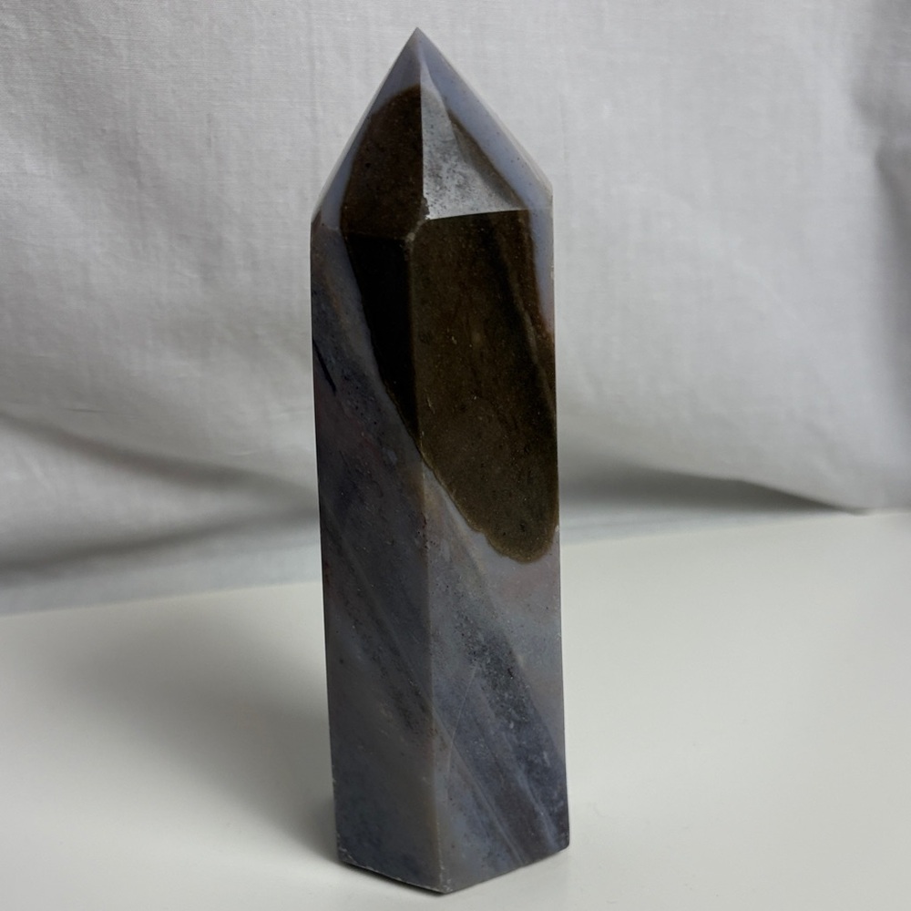Large chalcedony crystal tower stone - Picture 2 of 11